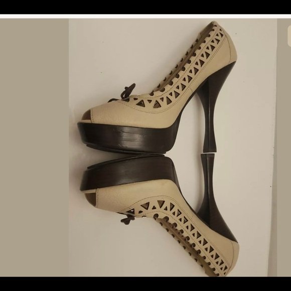 Michael Kors Womens Peep Toe Beige Leather Pumps - Image 2